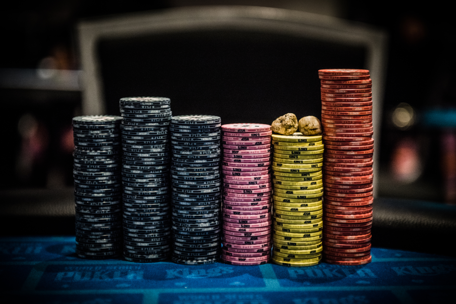 Sea View Treasures 100 Bulk Poker Chip Assortment Blue, White, Red, Black SVT 