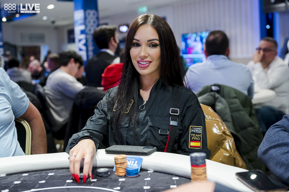  What to Wear When Playing Poker (Tells) - More than Clothing
