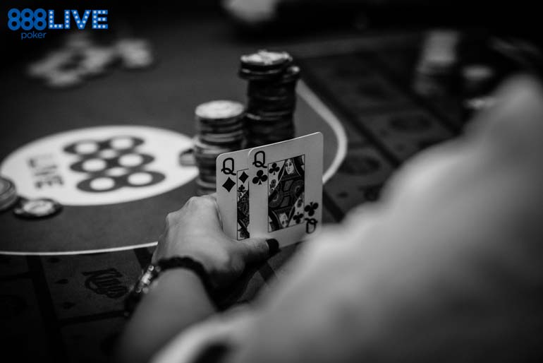 What Is Slow Playing in Poker? Levelling