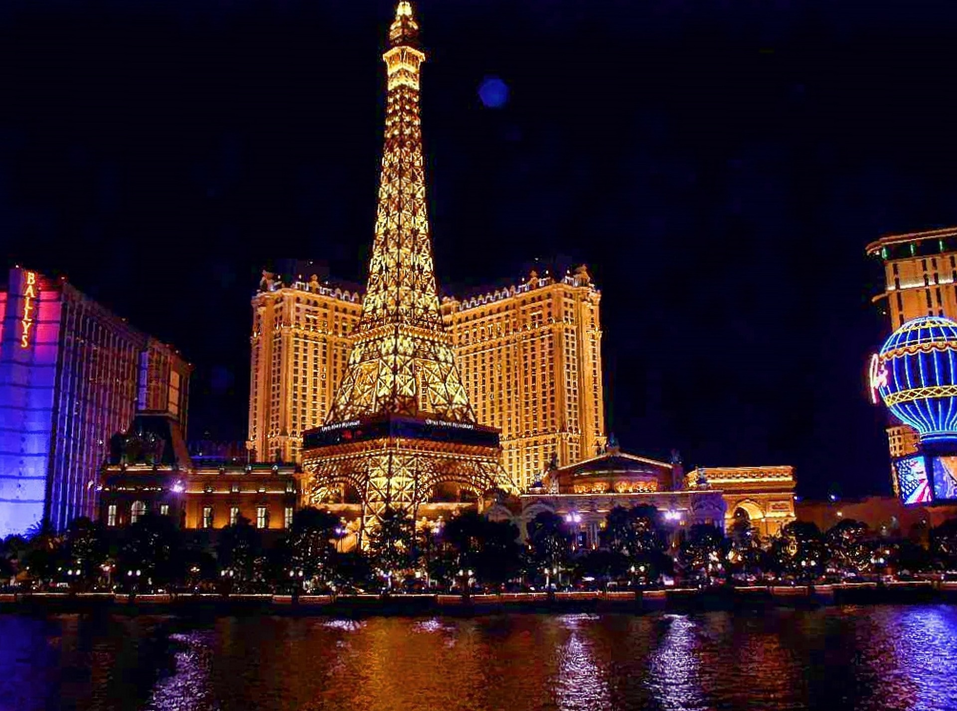 las-vegas-night-monument-paris