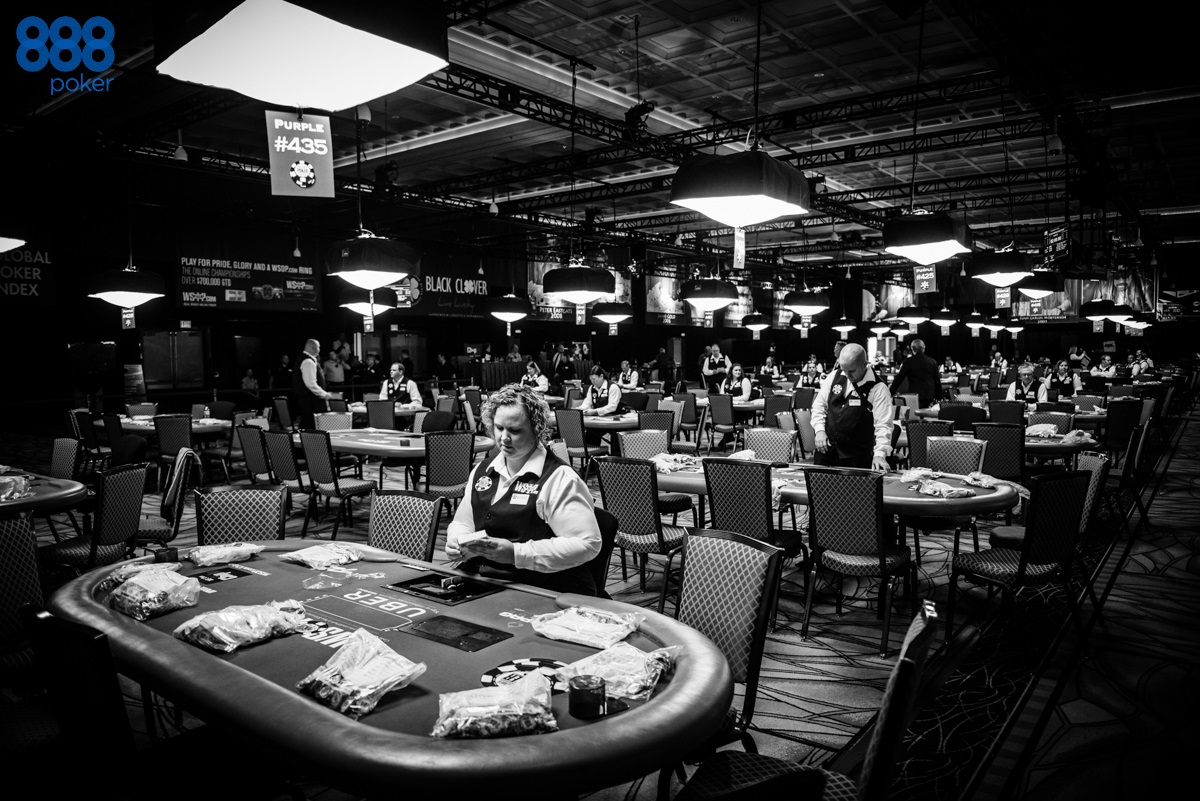 Poker deal to right or left Poker deal to right or left