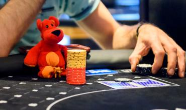 Your Complete Guide to Straddling in Poker!